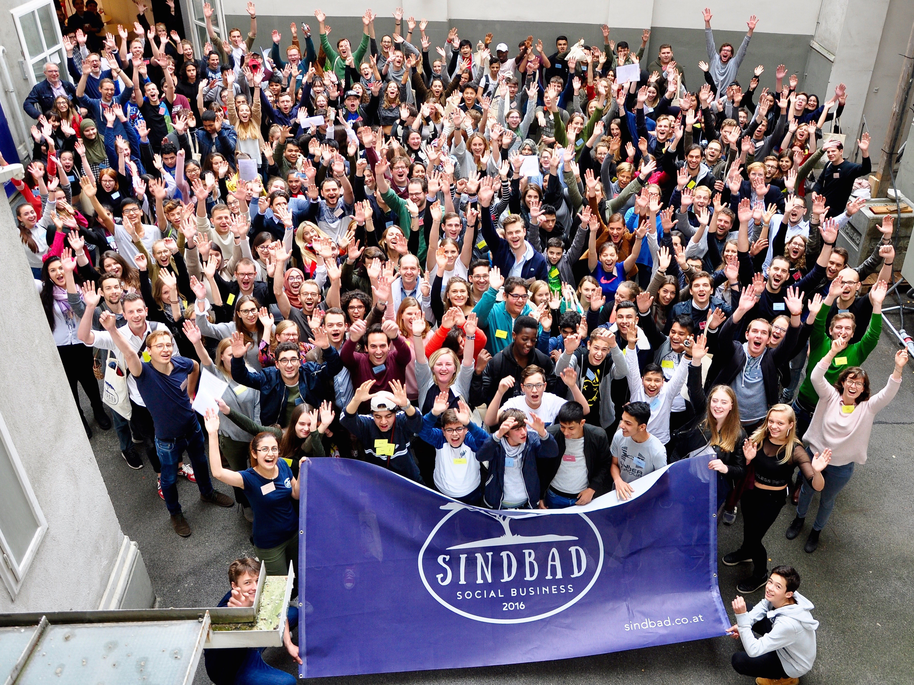 Das Bild zeigt eine Gruppe von cirka 200 jungen Menschen, die gerade den Sindbad Kick Off besucht haben. Sie jubeln alle, das Bild suggeriert eine positive Stimmung.